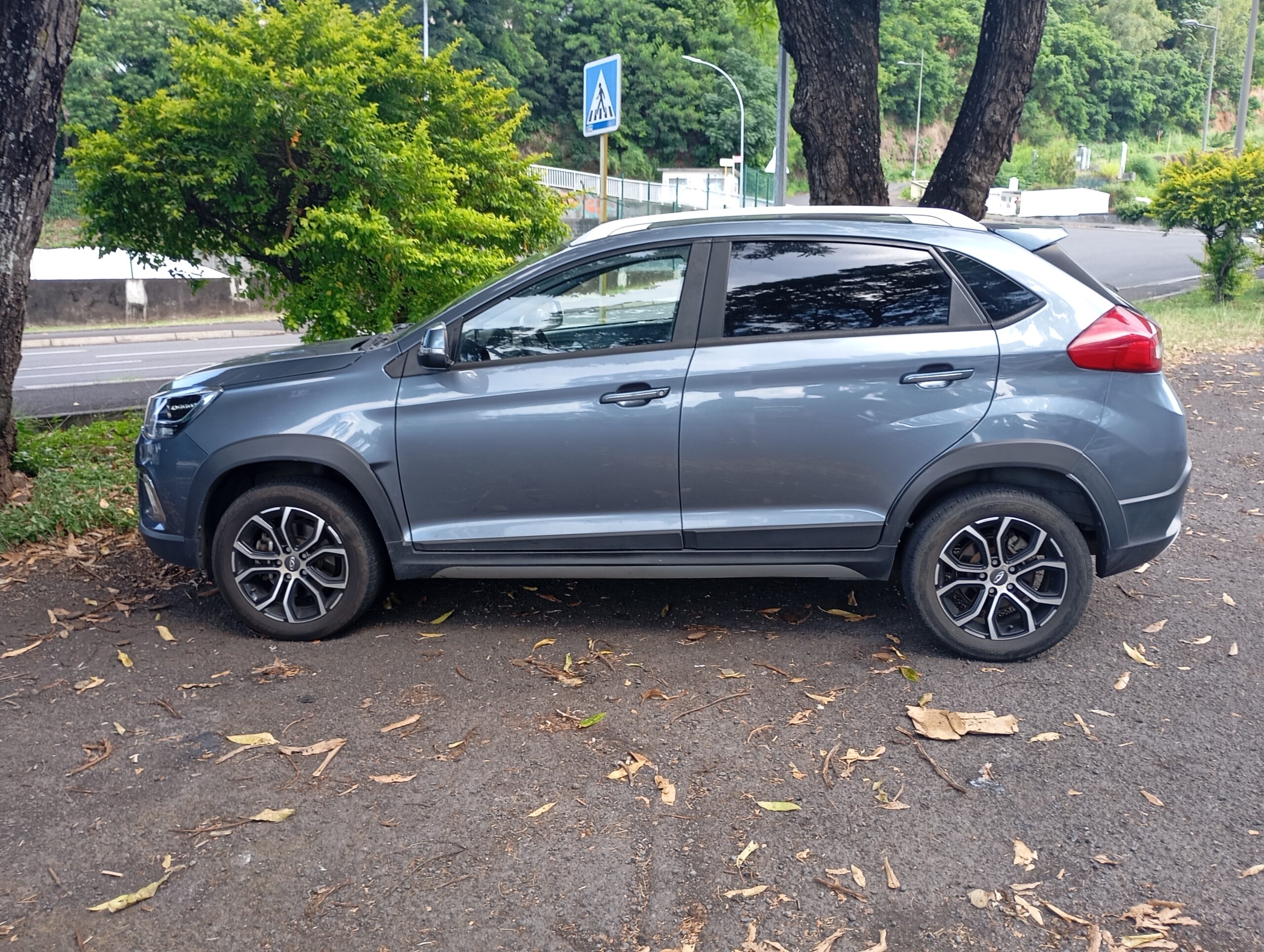 SUV excellent état à Pappete