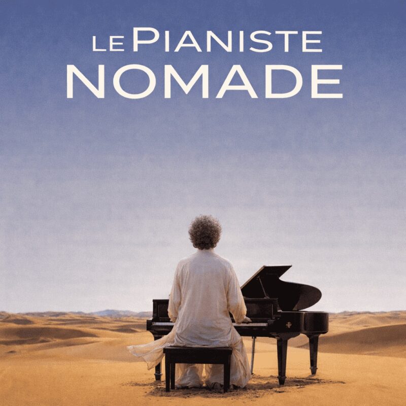 Marc Vella au piano dans le désert, visuel officiel « Le pianiste nomade »